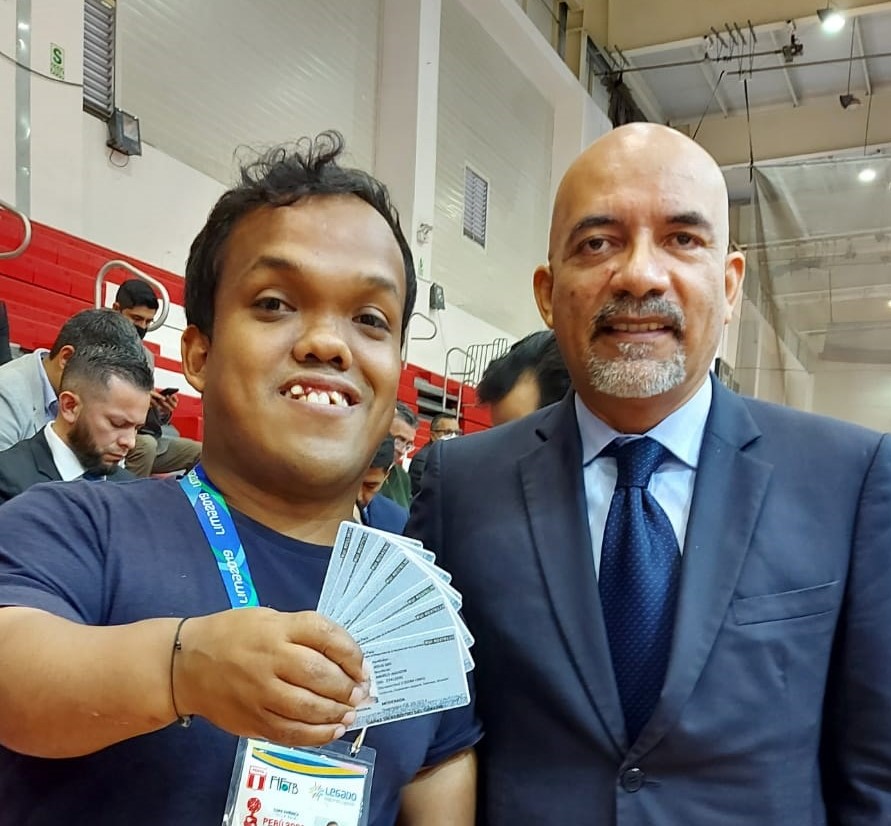 El presidente del Conadis, Marco Antonio Gamarra La Barrera realizó de manera simbólica la entrega de los carnés a Fabián Chira, presidente de la Selección Peruana de Fútbol de Talla Baja