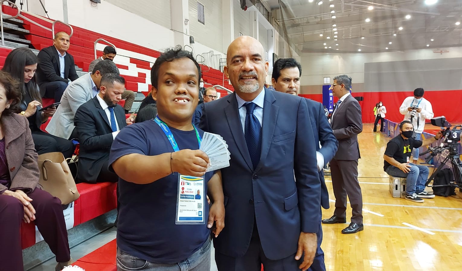 El presidente del Conadis, Marco Antonio Gamarra La Barrera realizó de manera simbólica la entrega de los carnés a Fabián Chira, presidente de la Selección Peruana de Fútbol de Talla Baja