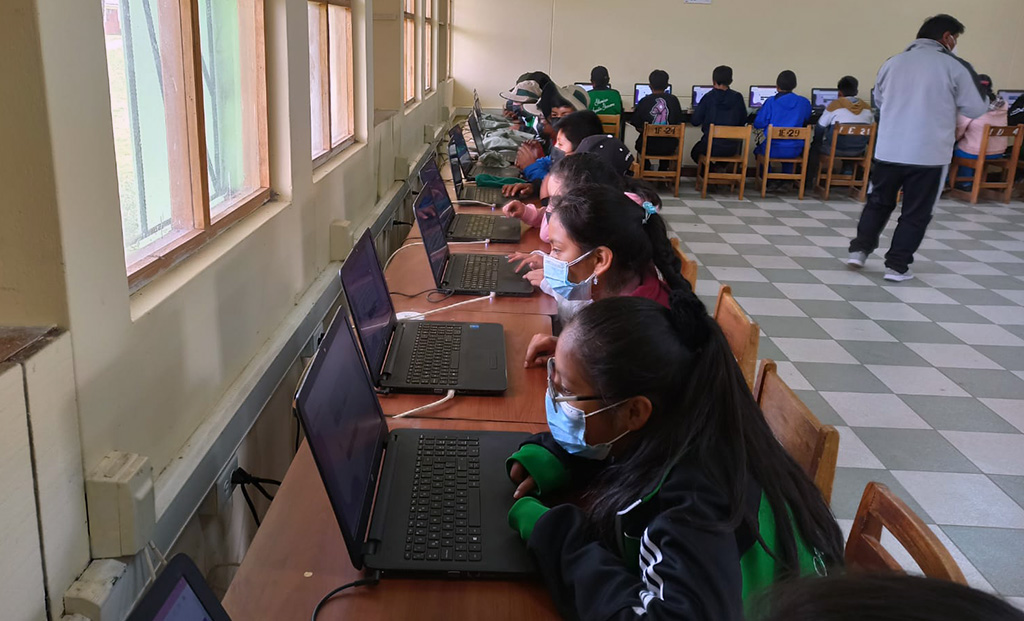 Presentamos resultados de la encuesta interactiva Katibot aplicada en 13 escuelas del país