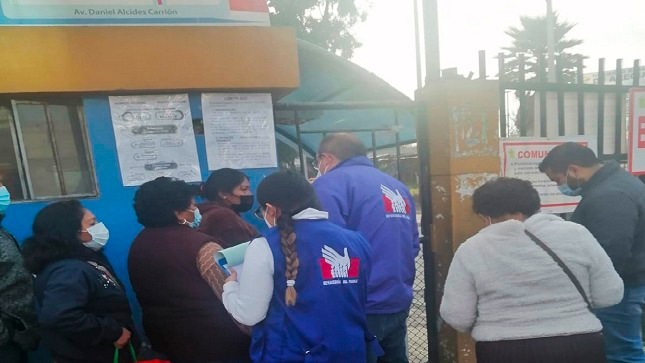 Fachada del hospital con personas aglomeradas