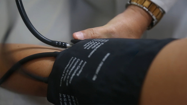En la foto se ve el brazo de un hombre a quien le miden la presión arterial.