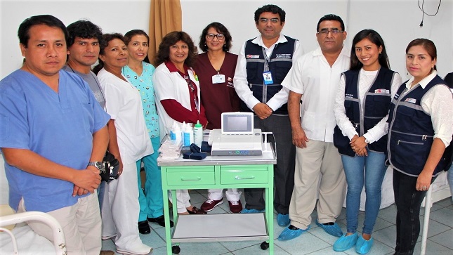En la foto aparece el director de la Dirección de Redes Integradas de Salud (DIRIS) Lima Centro, Alfredo Centurión, acompañado del personal del Centro de Salud.
