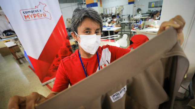 Imagen de mujer con prenda textil