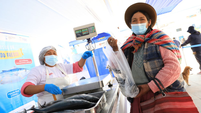 Imagen de ciudadana cusqueña en la feria "Mi Pescadería" del Programa Nacional A Comer Pescado