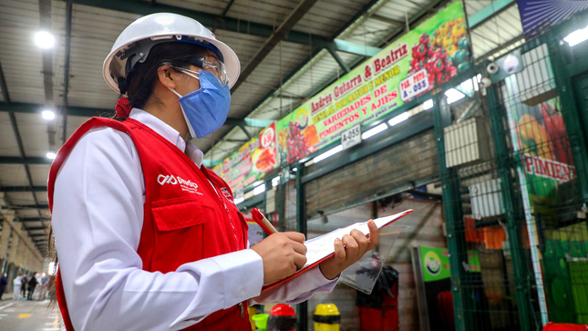 Imagen de funcionaria de PRoduce inspeccionando un mercado de abastos