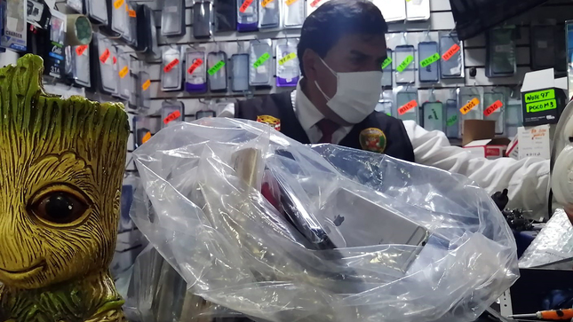 Policía Nacional incauta más de 4 mil celulares de dudosa procedencia en galerías de Ate Vitarte . Agentes de la PNP realizaron un operativo en el marco de la nueva política del Sector Interior para hacer frente a los mercados ilegales de celulares robados.
