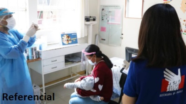 Foto atención a una mujer