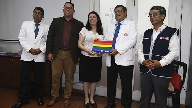 En la foto aparece el Director de Salud Mental del Minsa y el Director del Hospital Loayza, junto a otras personas. En este hospital se capacitó al personal con el programa SOGI.