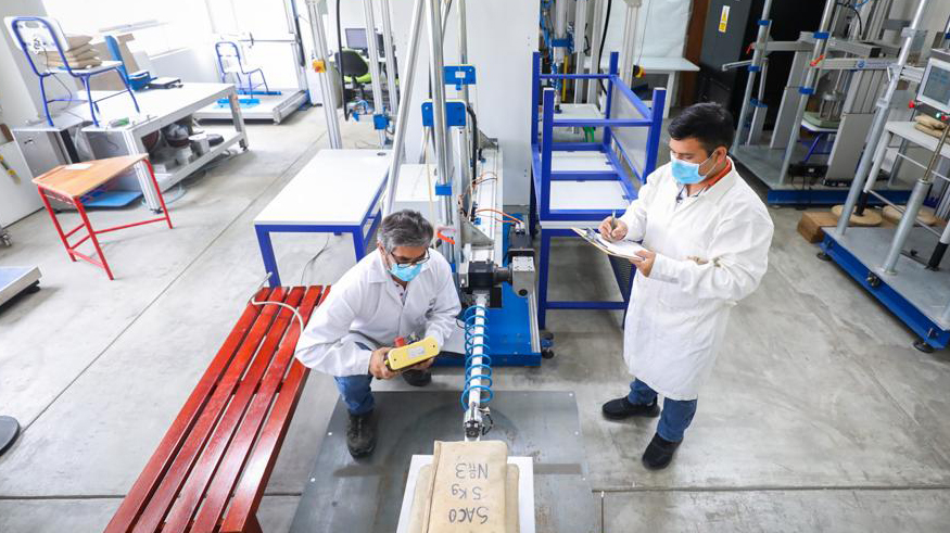 Imagen de trabajadores haciendo pruebas de calidad