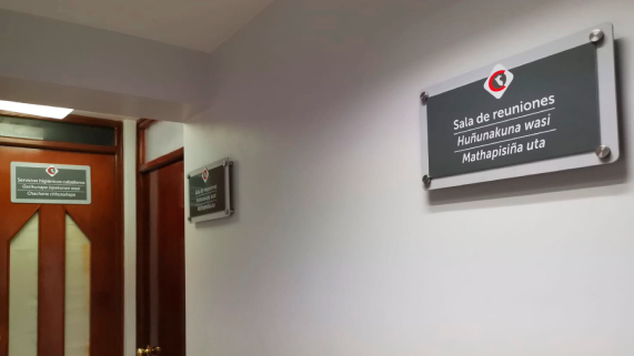 Sede CONECTAMEF con señaléticas en lenguas originarias quechua y aymara