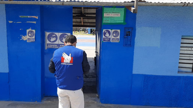 Comisionado de la Defensoría del Pueblo supervisa institución educativa en Puquio