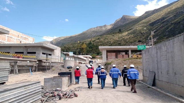 Auditores de Contraloría inspeccionan obra del Hospital Regional de Huancavelica