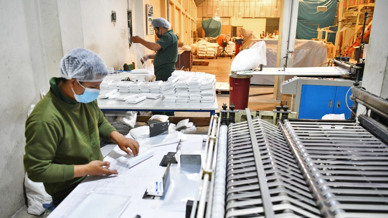 Imagen de trabajadores en fábrica de plástico