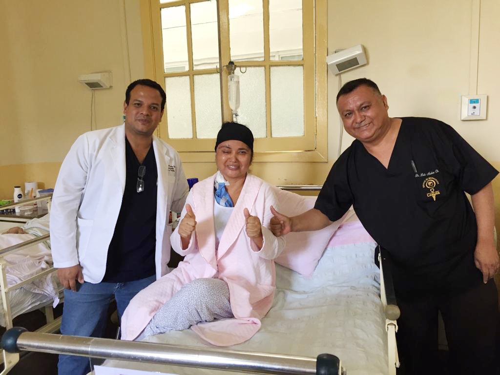 En la foto aparece la paciente junto a los médicos que la atendieron.
