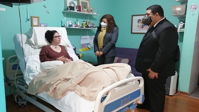Ana Estrada junto con la Defensora del Pueblo, Eliana Revollar, y Percy Castillo, adjunto para los Derechos Humanos.