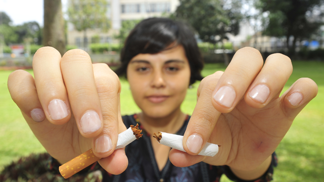 En la foto aparece una mujer con un cigarrillo en la mano