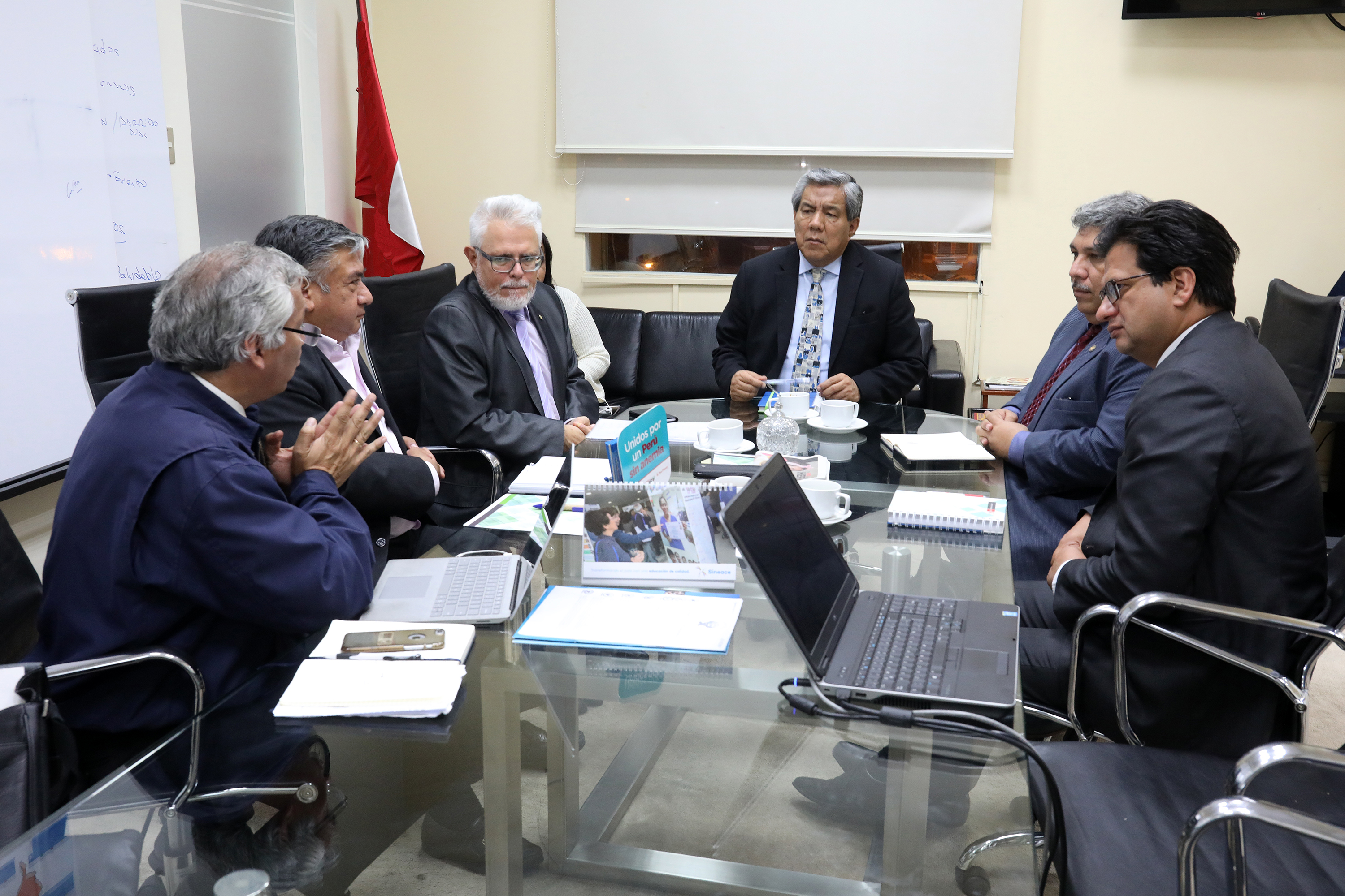 En la foto aparece viceministro de Salud Pública del Ministerio de Salud (Minsa), Neptalí Santillán Ruiz, junto a representantes de la OPS/OMS.