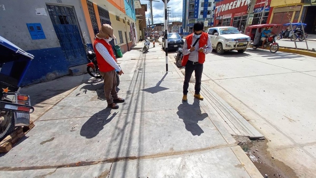 Auditores de Contraloría verificando la avenida Pakamuro en la provincia de Jaén