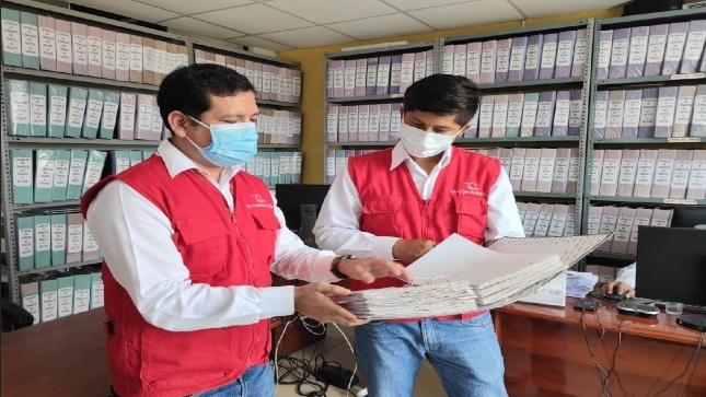 Auditores revisando documentos sobre papeletas de tránsito en Utcubamba