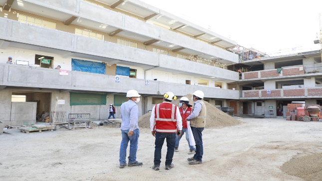 Auditores supervisan obra de rehabilitación de IE Santa Magdalena de Chiclayo