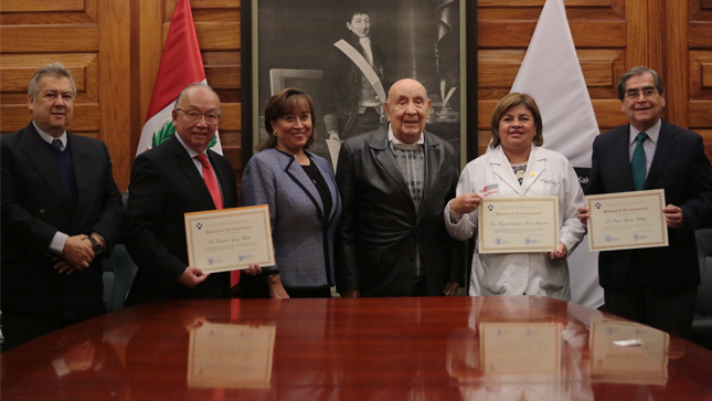 En la foto aparece la Ministra de Salud, Zulema Tomás; la presidenta del Patronato, Zarela Solis, y los exministros de Salud, Fernando Carbone y Óscar Ugarte, entre otras personas.