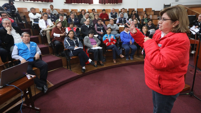 La Ministra de Salud exponiendo en la reunión con los directores.