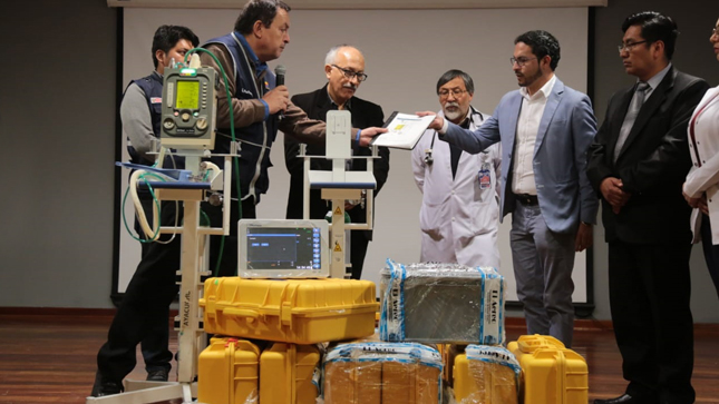 Se ve al jefe del equipo técnico en Junín entregando los ventiladores.