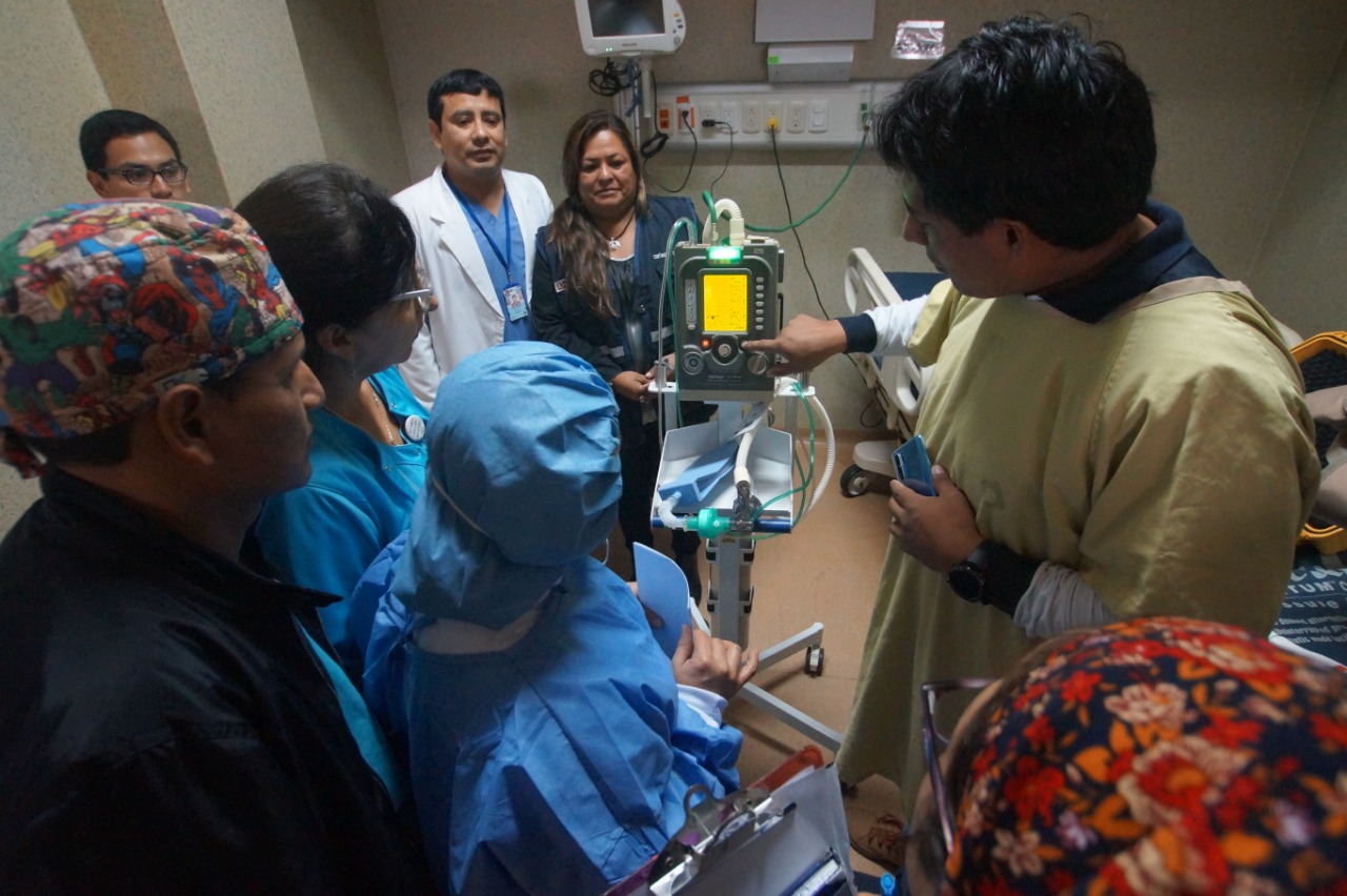 En la foto se ve uno de los equipos médicos entregados al hospital.