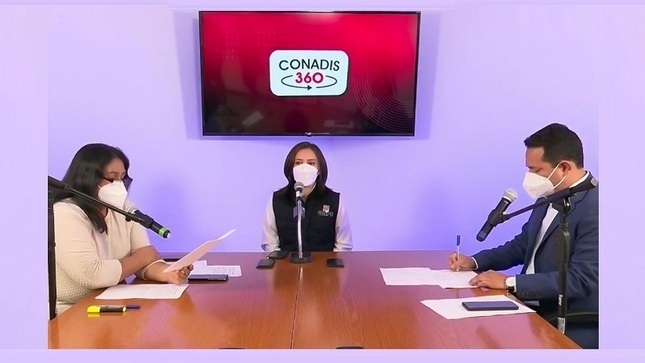 3 personas en una cabina de radio .Entrevista para el programa Conadis 360