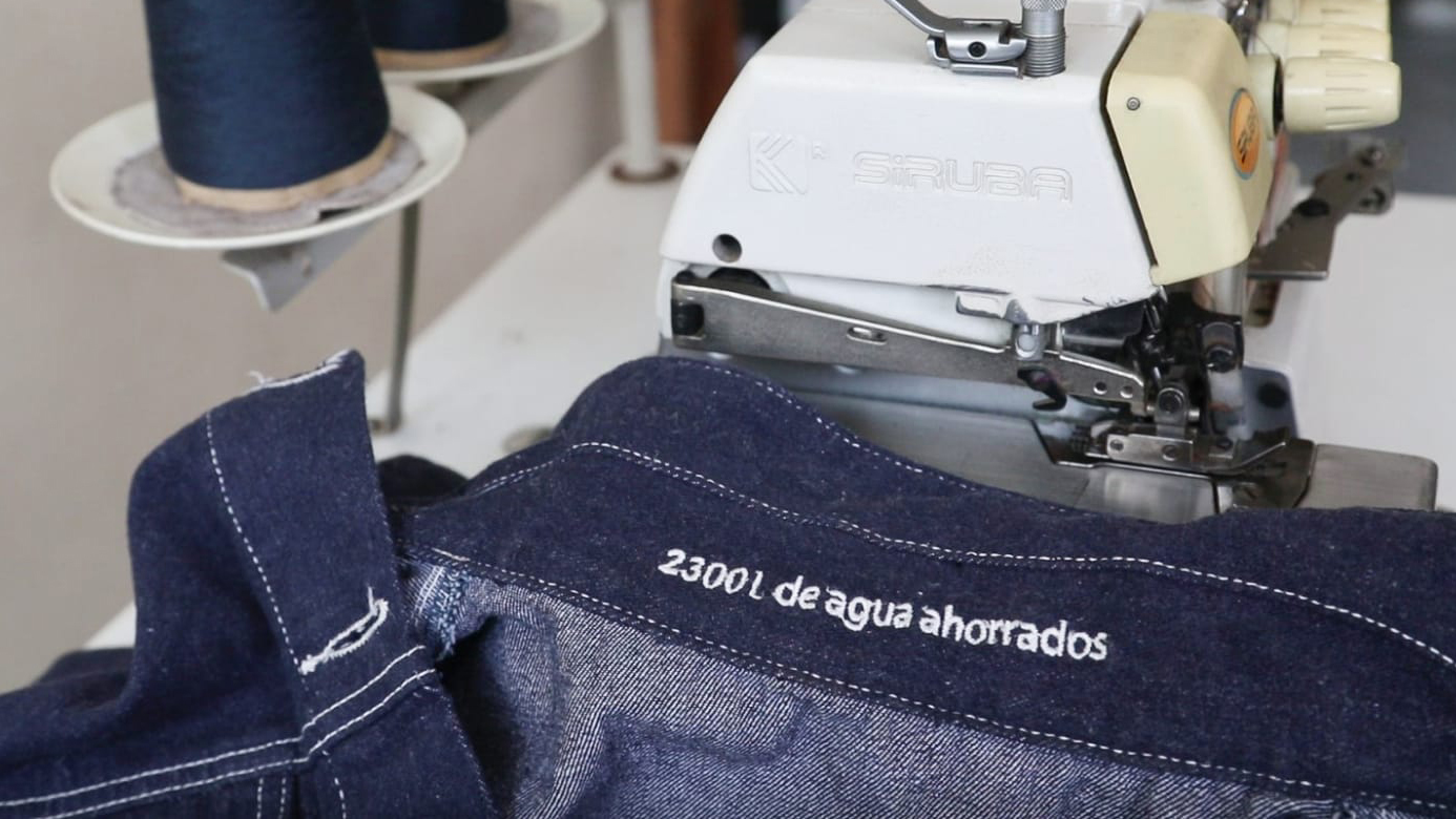 Imagen de fabricación de pantalón jean con procesos sostenibles