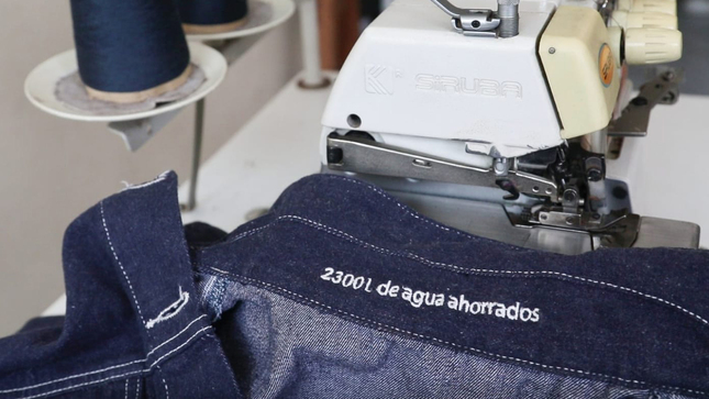 Imagen de fabricación de pantalón jean con procesos sostenibles