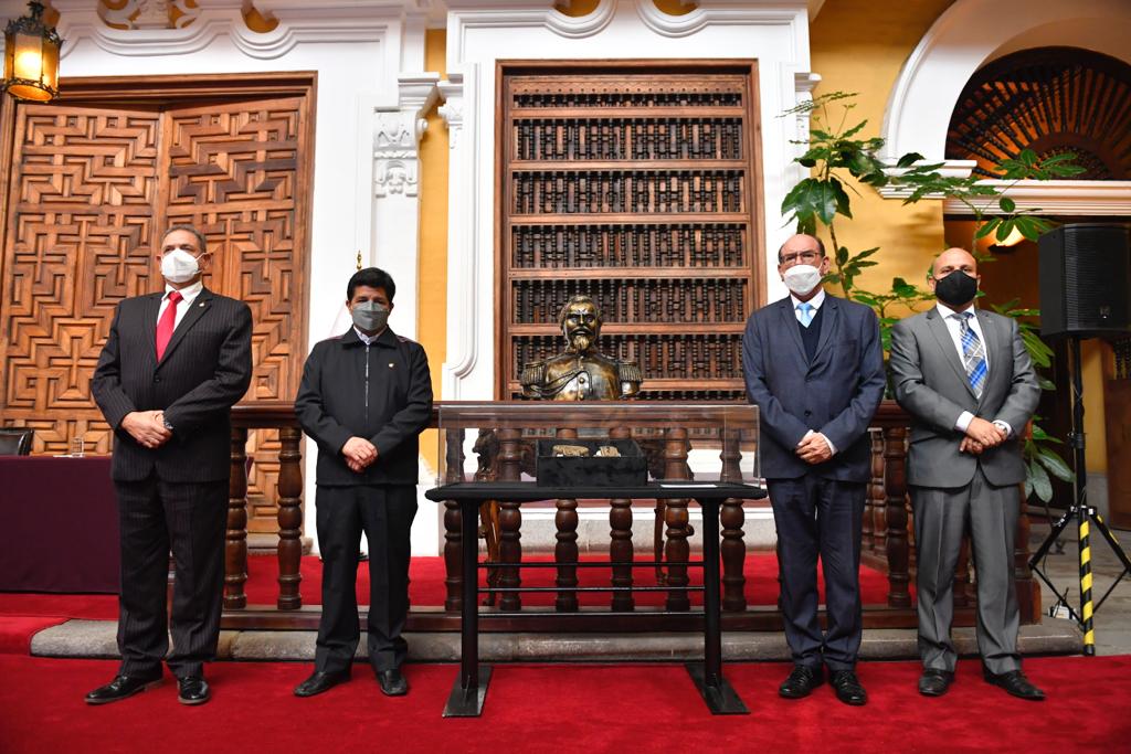 El Ministerio de Cultura recibió las charreteras del Coronel Bolognesi y los portalones de la Corbeta Unión repatriados desde Chile
