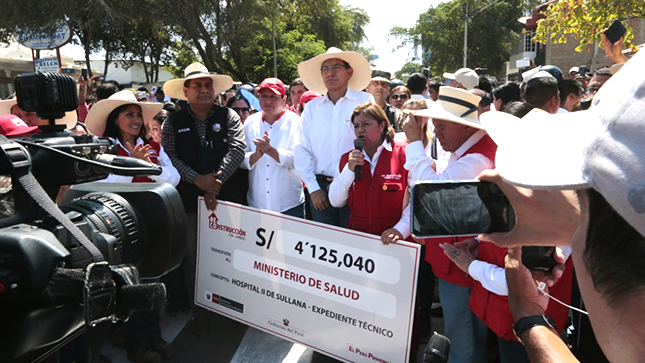 En la foto se observa a la ministra de Salud, Zulema Tomás, con el cheque otorgado por el presidente de la República