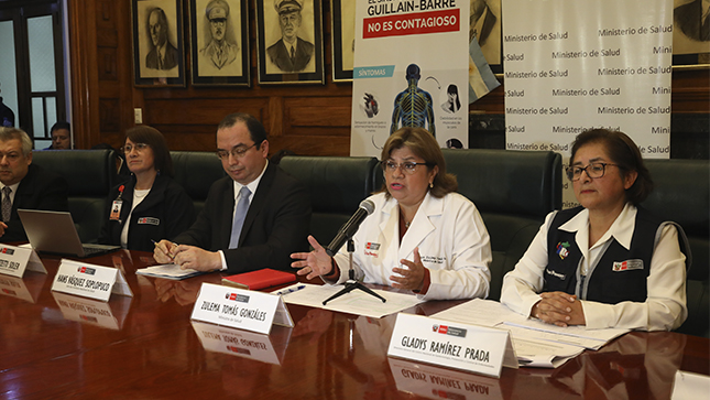 En la foto aparece la Ministra de Salud junto a los otros expositores durante la conferencia de prensa.