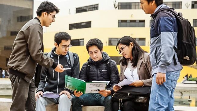 Jóvenes estudiando dentro de su universidad.