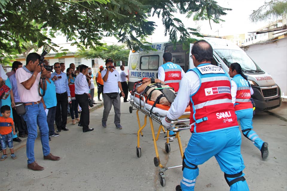 Personal del SAMU traslada a una persona en camilla para subirla a la ambulancia.