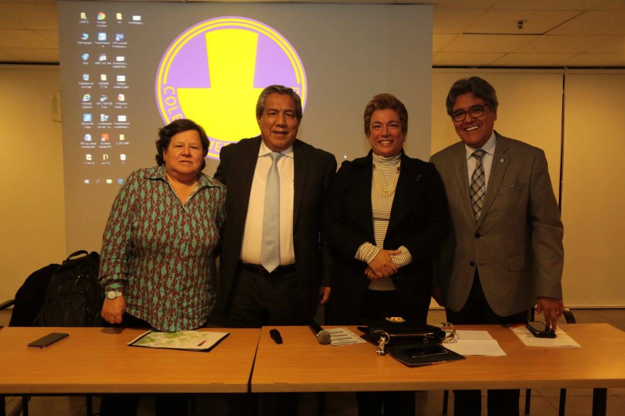 En la foto aparecen el Viceministro de Salud, la Decana del Colegio Médico y el exministro de Salud, Abel Salinas.
