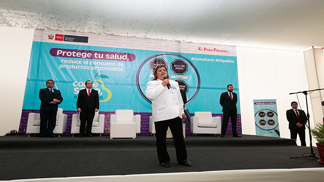 En la foto aparece la Ministra de Salud durante la conferencia