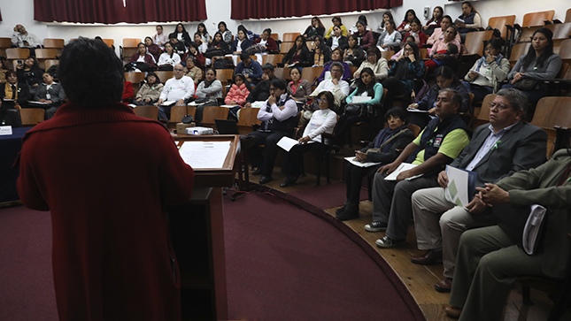 En la foto se aprecia a un grupo de personas participando del evento donde se habló de la miastenia gravis.