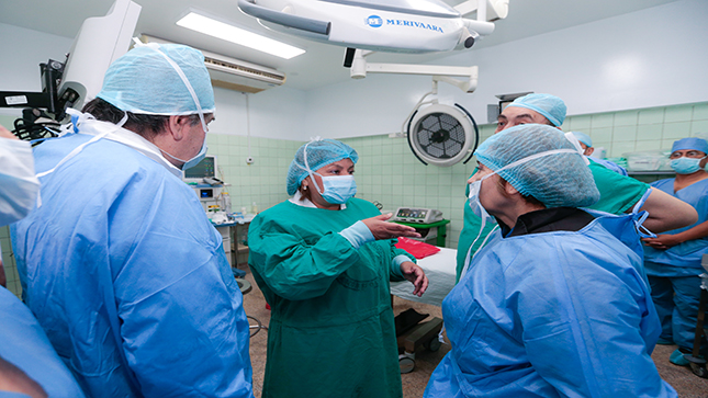 En la foto aparece la ministra de Salud, Zulema Tomás Gonzáles, junto a otras personas durante su visita al Servicio de Cirugía Plástica, Reconstructiva y Quemados.