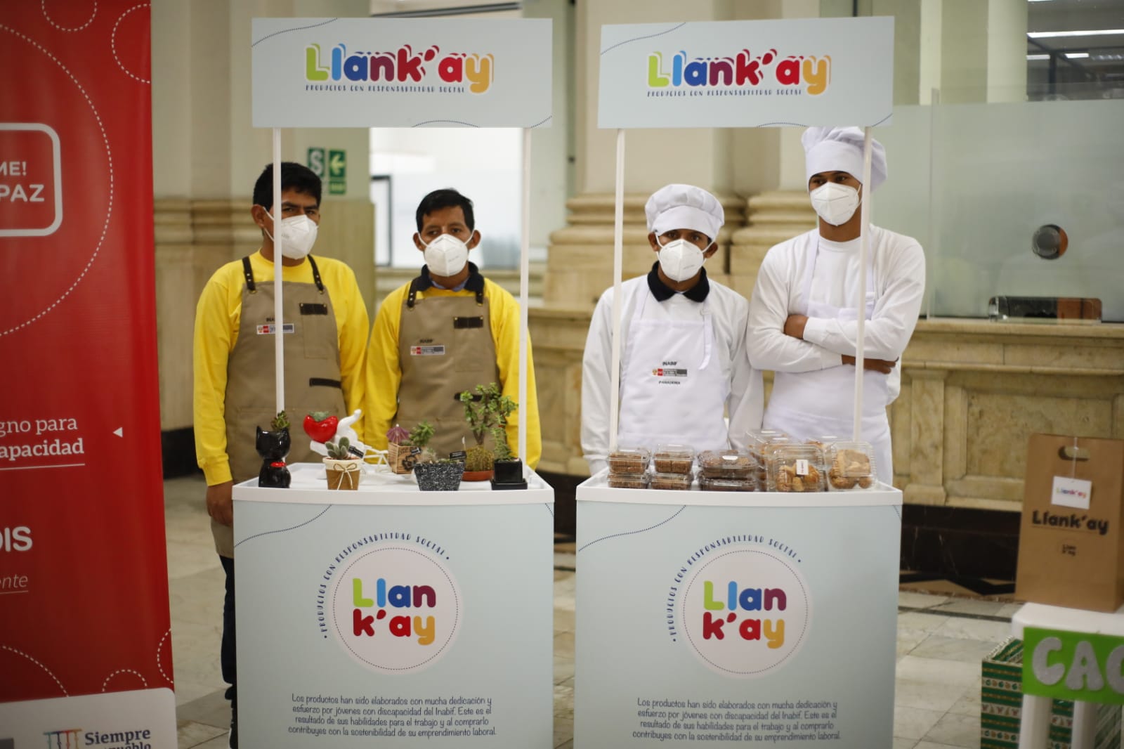 Personas con discapacidad adultos mayores del INABIF exponiendo su productos sobre una mesa en la sede del Congreso de la República en sus instalaciones del edificio Luis Alberto Sánchez, en el Cercado de Lima.