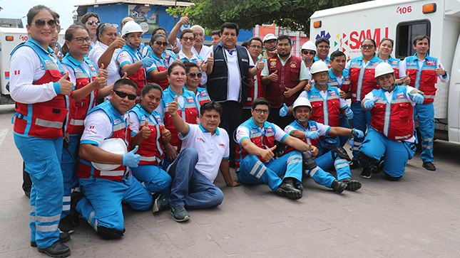 EN la foto aparece el Viceministro de Prestaciones y Aseguramiento en Salud del Ministerio de Salud, Alfredo Broggi Angulo, junto al equipo SAMU.