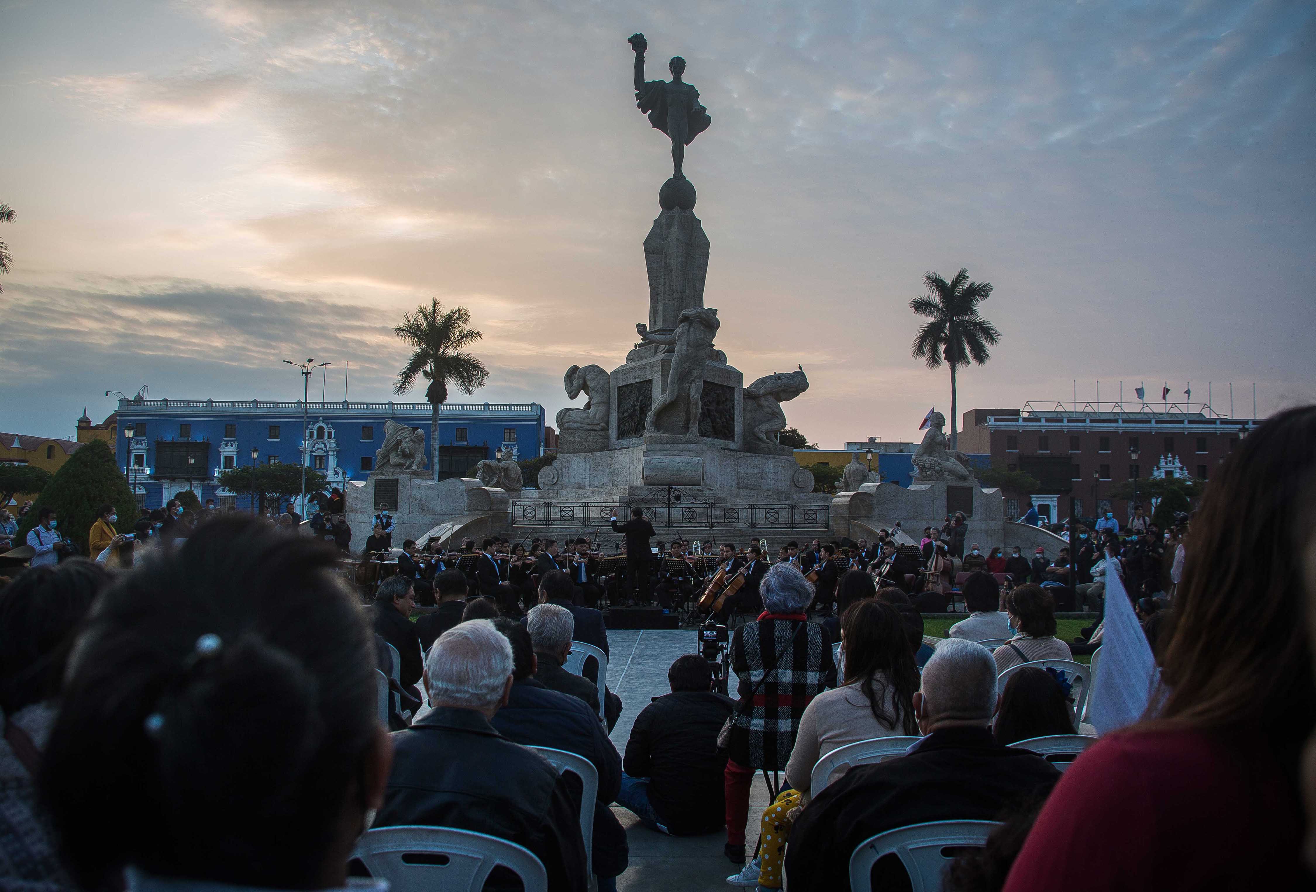 Centenares de trujillanos disfrutaron de un concierto de gala por el Día de la Jura de la Bandera