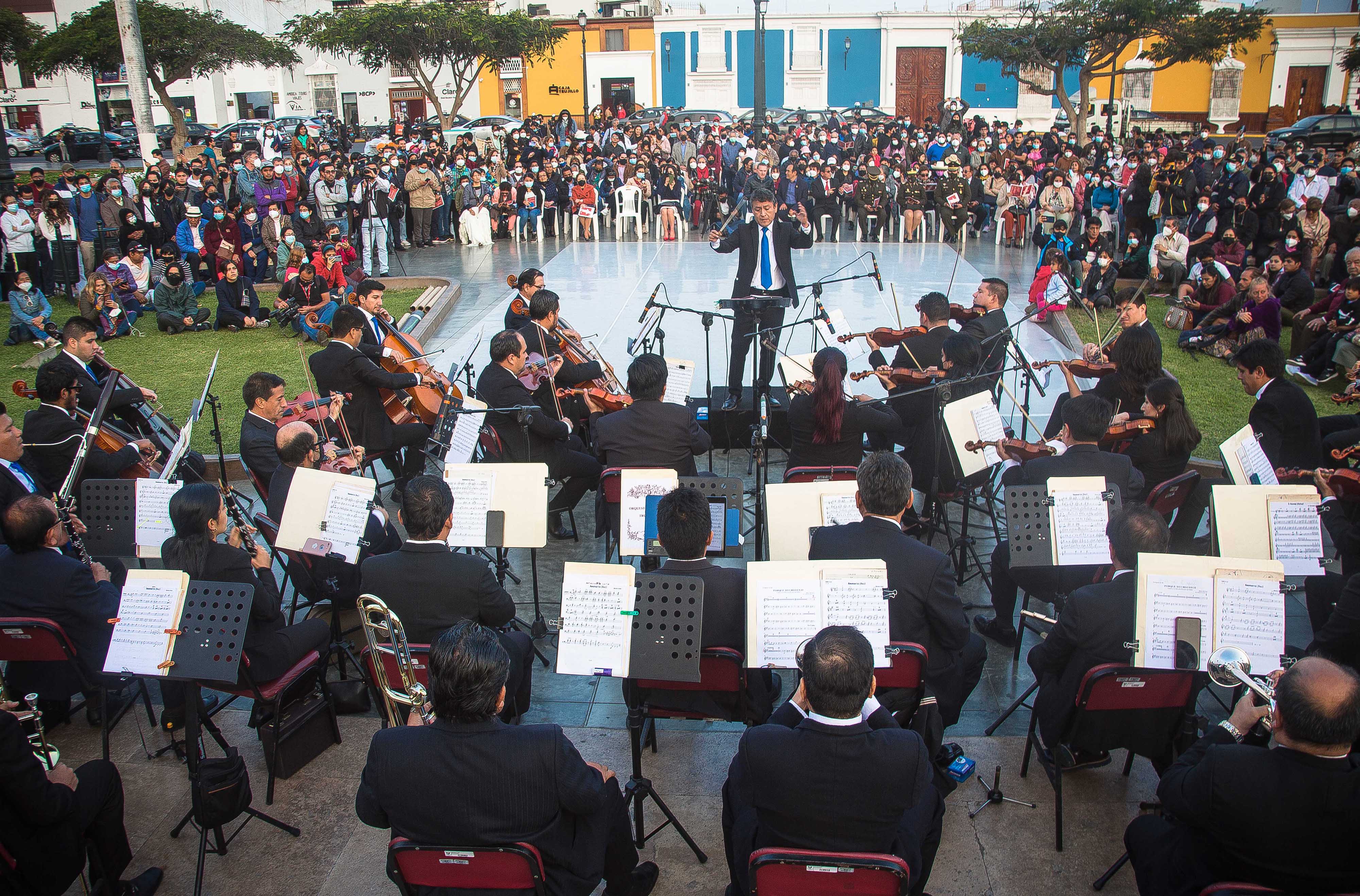 Centenares de trujillanos disfrutaron de un concierto de gala por el Día de la Jura de la Bandera