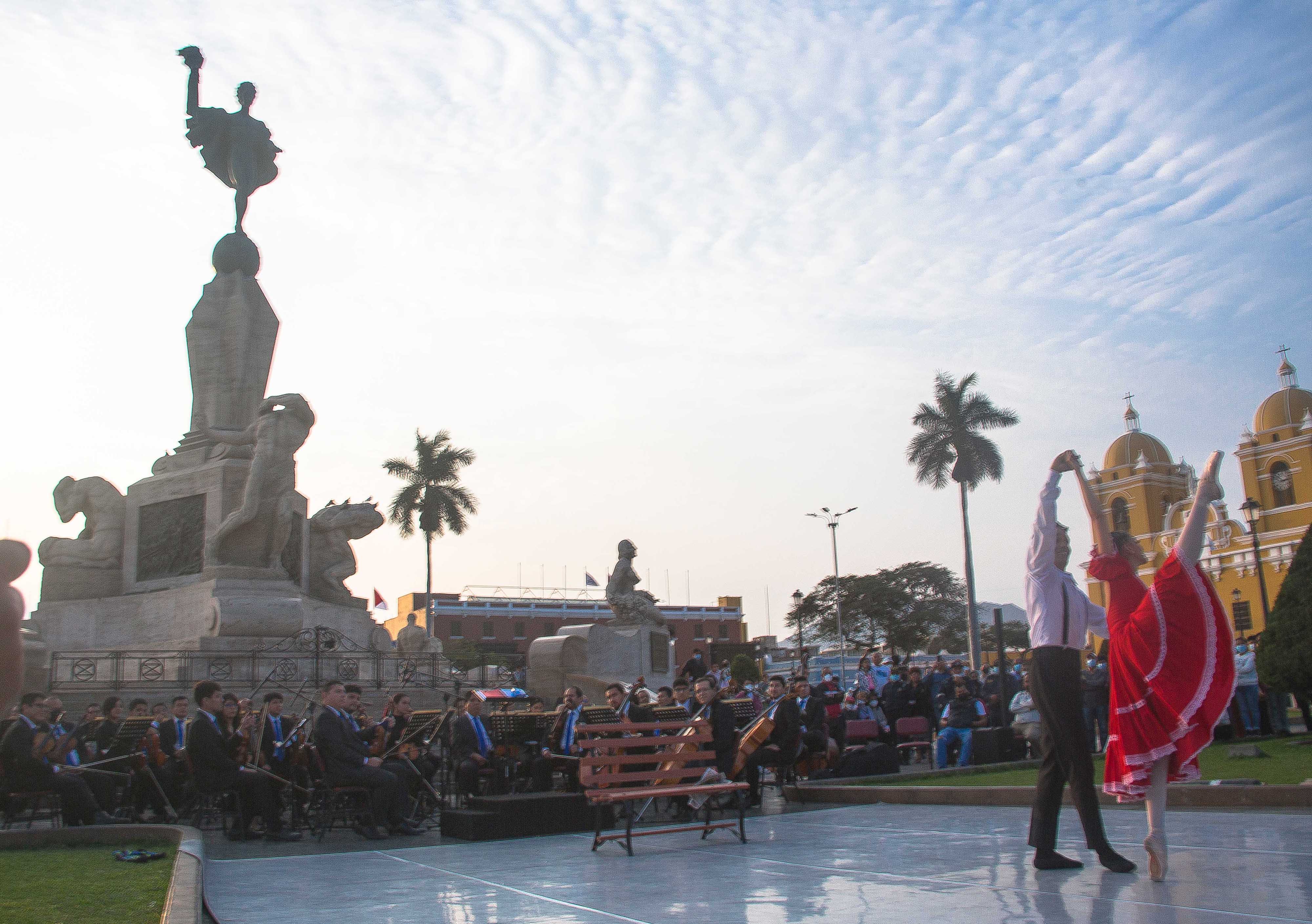 Centenares de trujillanos disfrutaron de un concierto de gala por el Día de la Jura de la Bandera