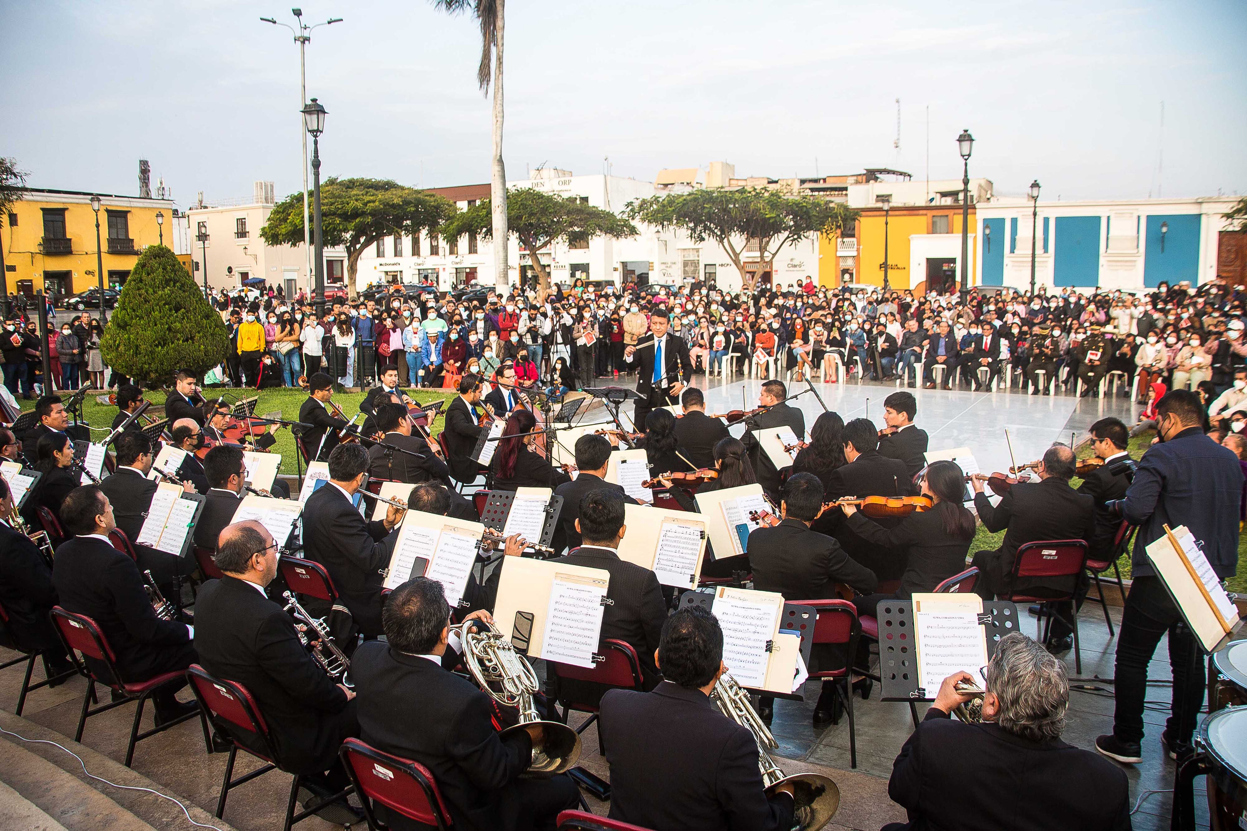 Centenares de trujillanos disfrutaron de un concierto de gala por el Día de la Jura de la Bandera