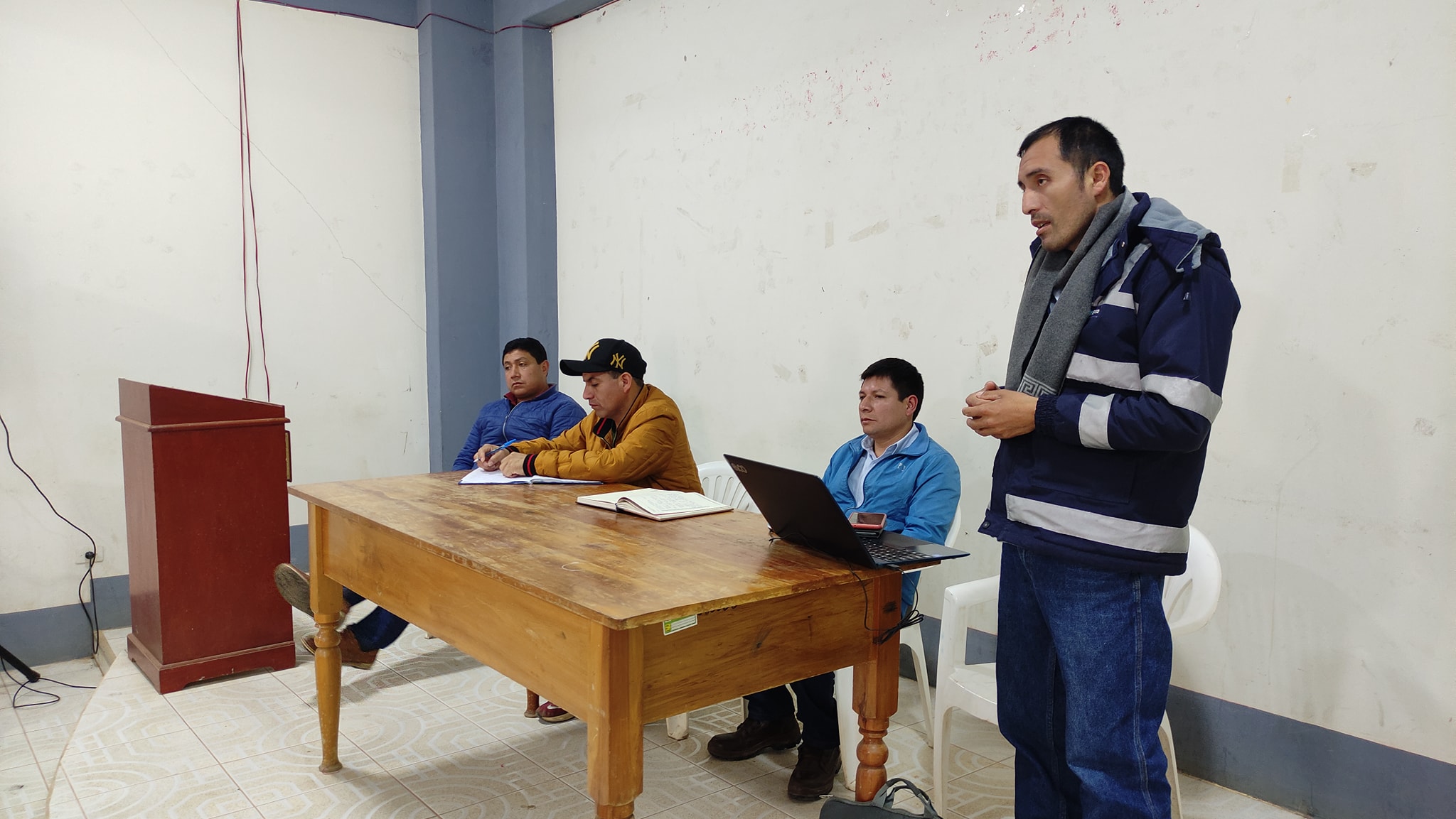 Foto Ing. Jaime Díaz Mondragon informando sobre manteniemiento de red.
