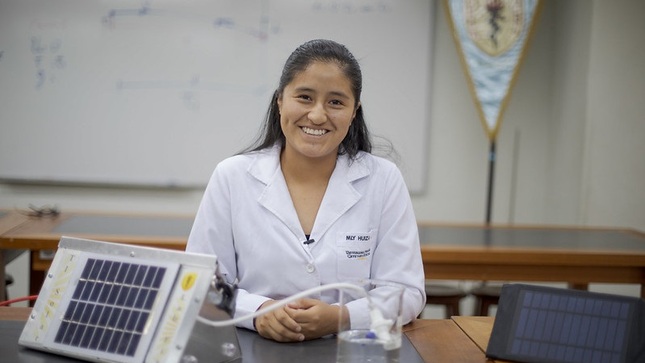 Joven talento posando con su uniforme de médica.