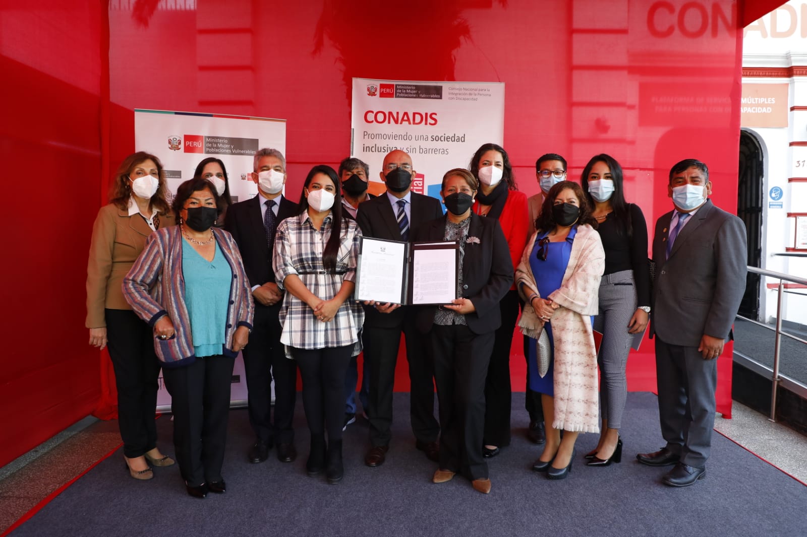 Sede del Conadis ubicada en la Av. Arequipa, evento fue presidida por la viceministra de Poblaciones Vulnerables, Grecia Rojas Ortíz, quien hizo entrega al presidente del Conadis, Marco Antonio Gamarra La Barrera, la resolución ministerial que autoriza la transferencia correspondiente. También contó con la participación de diversos funcionarias y funcionarios tanto del MIMP como del Conadis.
