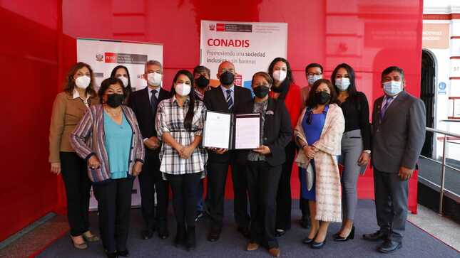 Sede del Conadis ubicada en la Av. Arequipa, evento fue presidida por la viceministra de Poblaciones Vulnerables, Grecia Rojas Ortíz, quien hizo entrega al presidente del Conadis, Marco Antonio Gamarra La Barrera, la resolución ministerial que autoriza la transferencia correspondiente. También contó con la participación de diversos funcionarias y funcionarios tanto del MIMP como del Conadis.